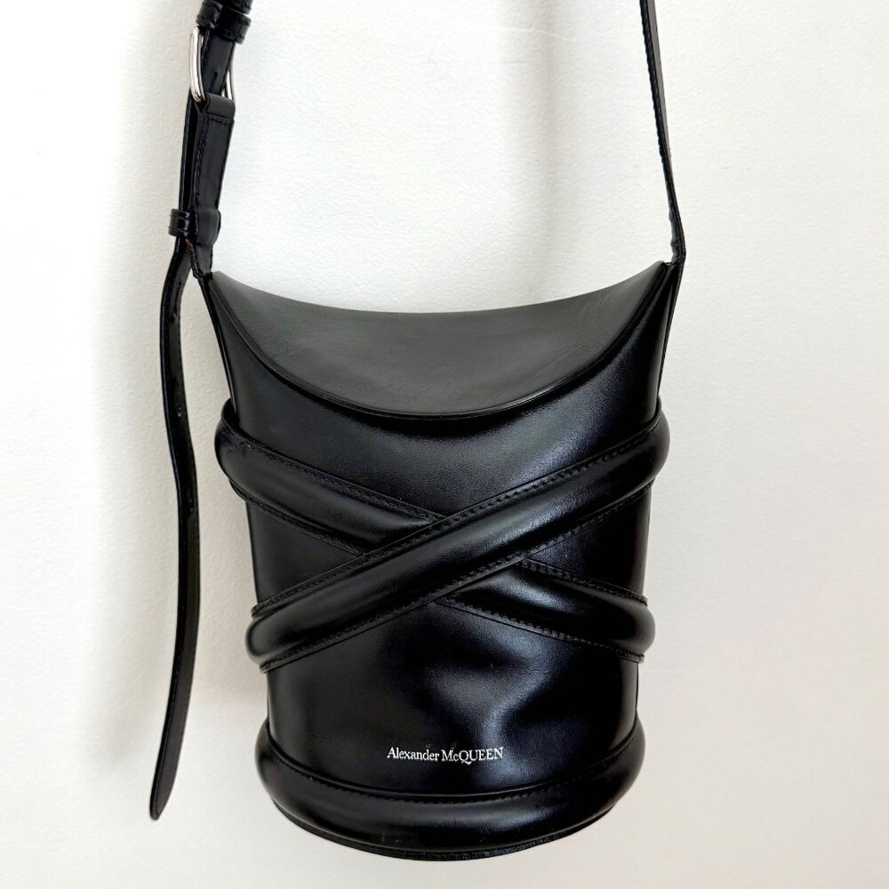 ALEXANDER MCQUEEN Small Curve Bucket Bag in Black Calf Leather - Picture 6 of 15